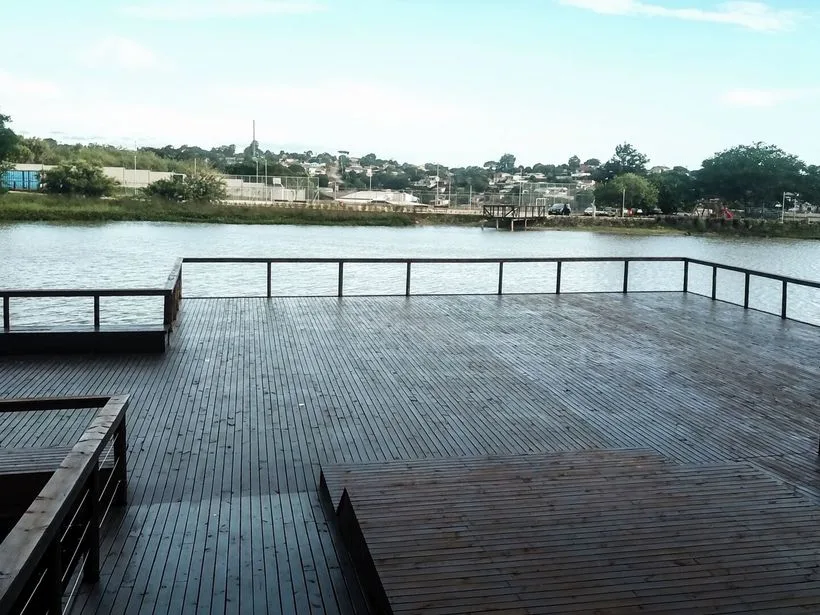 Deck de madeira na Lagoa do Cocão em Alvorada