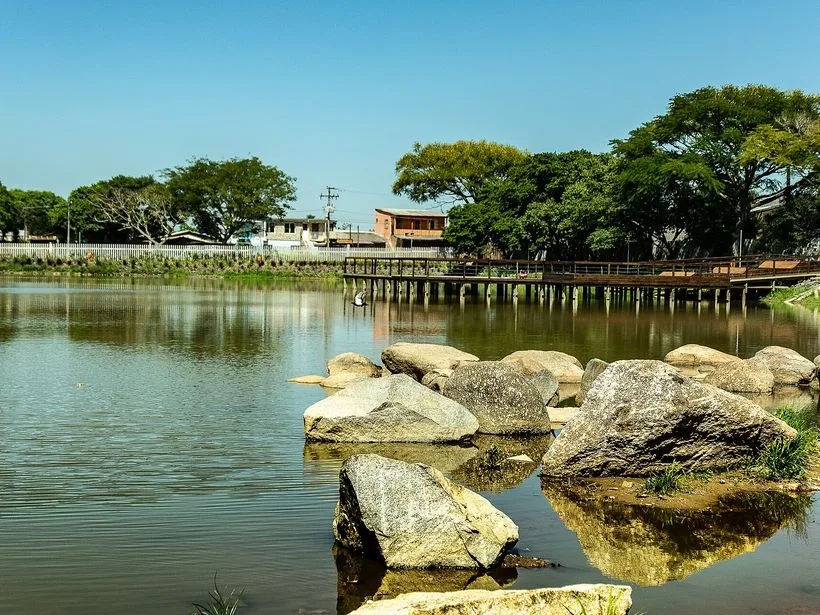 Lagoa do Cocão em Alvorada com vegetação ao redor