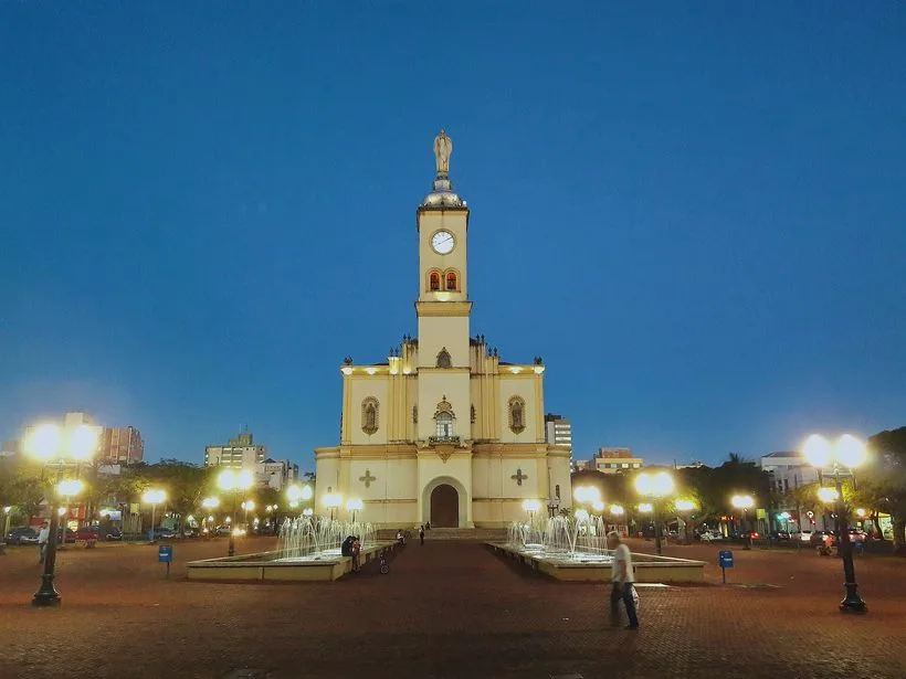Fachada da Catedral Nossa Senhora de Lourdes em Apucarana