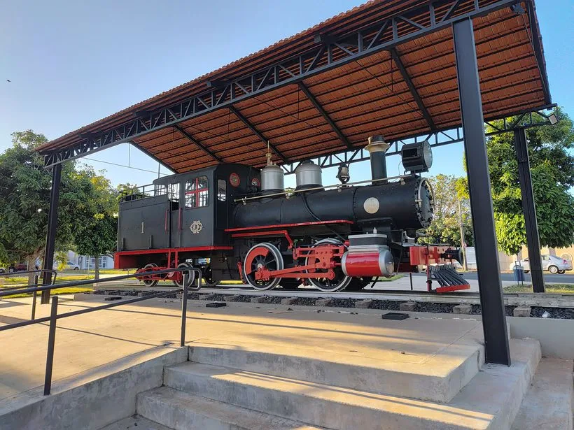 Praça dos Ferroviários, arborizada, no centro de Araguari