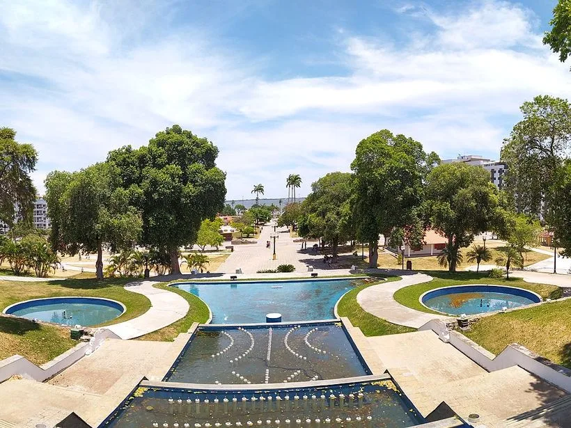 Praça arborizada no centro de Araruama