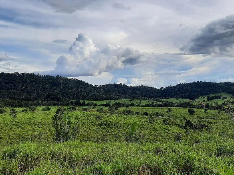 Paisagem de serra na área rural de Ariquemes
