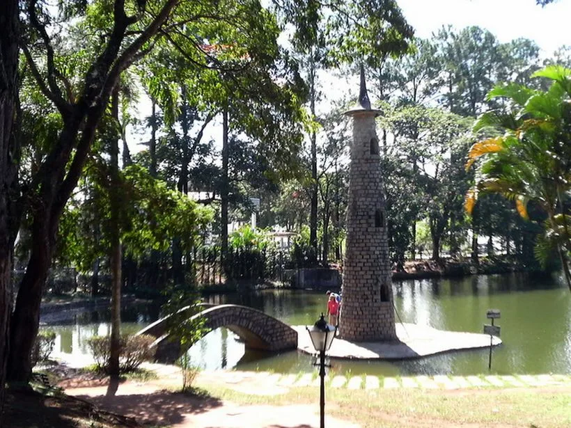 Lago e árvores no Parque Edmundo Zanoni em Atibaia