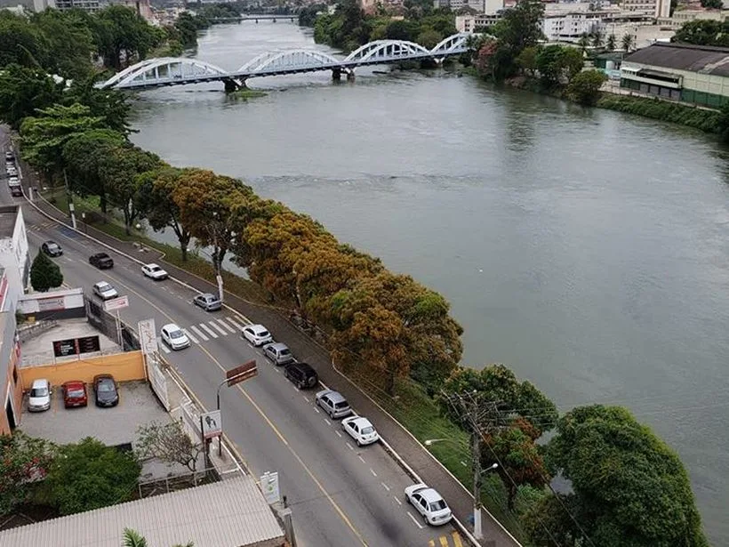 Rio Paraíba do Sul no centro de Barra Mansa