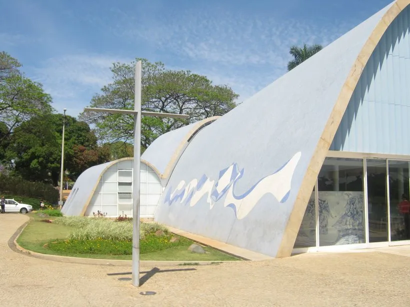 Igreja São Francisco de Assis com curvas de concreto na orla da Lagoa da Pampulha em Belo Horizonte