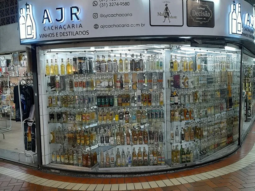 Interior do Mercado Central de Belo Horizonte com lojas de produtos típicos