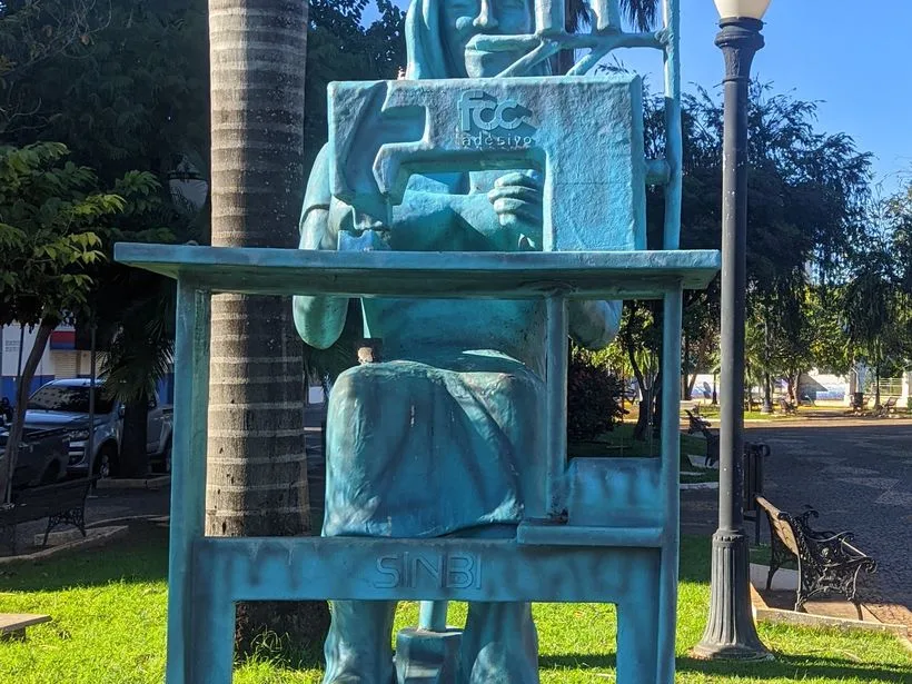 Monumento à Pespontadeira em Birigui, referência ao polo de calçados
