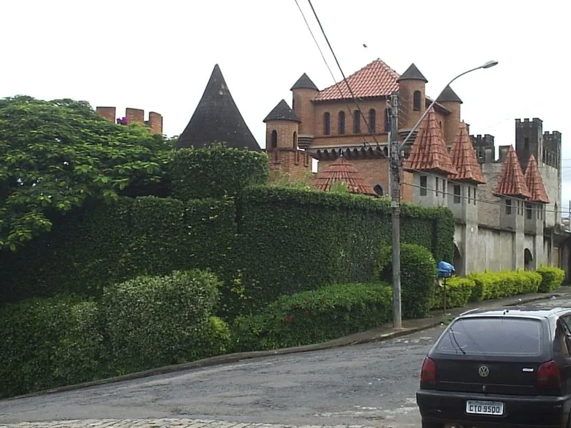 Casa em formato de castelo em Bragança Paulista