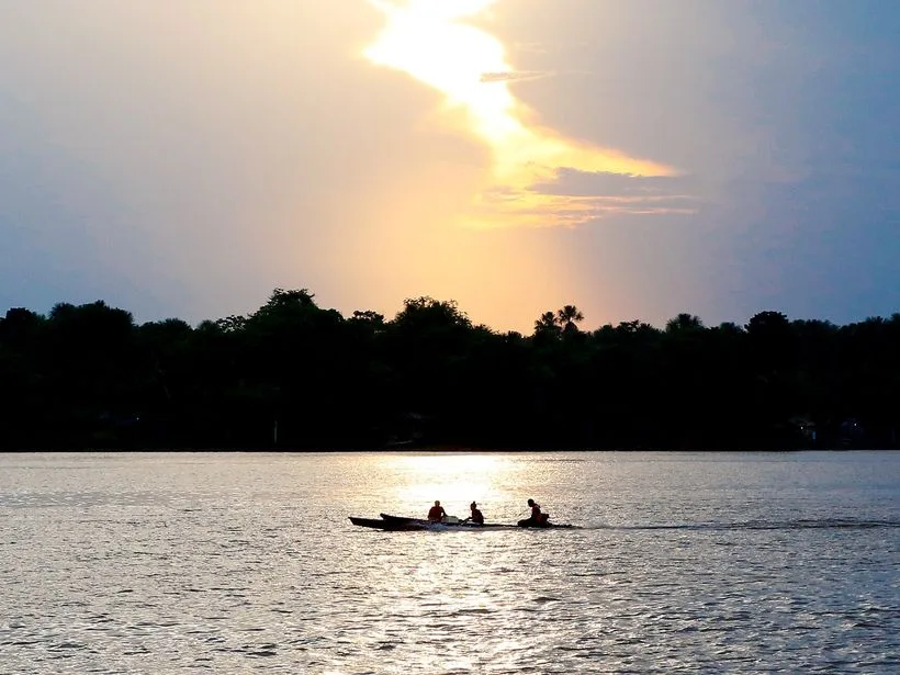 Pôr do sol no rio Parauaú em Breves