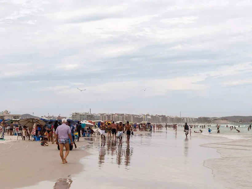 Praia do Forte, com areia branca de quartzo em Cabo Frio