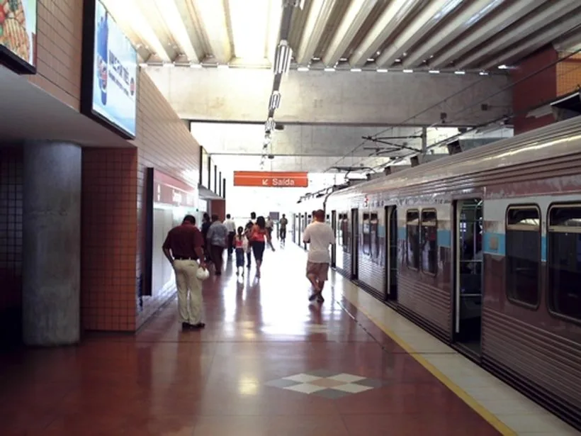 Plataforma da estação Camaragibe do Metrô do Recife