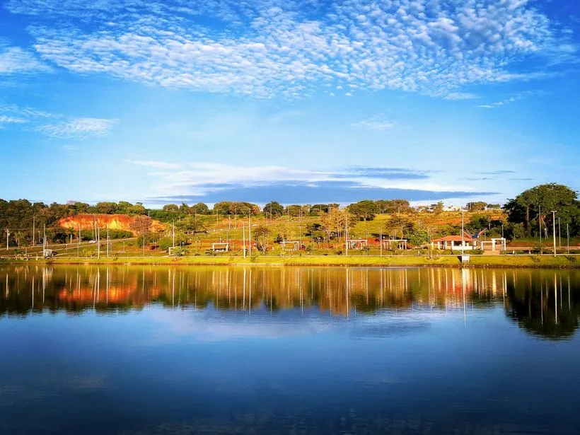 Orla do Lago Jacob em Cidade Ocidental
