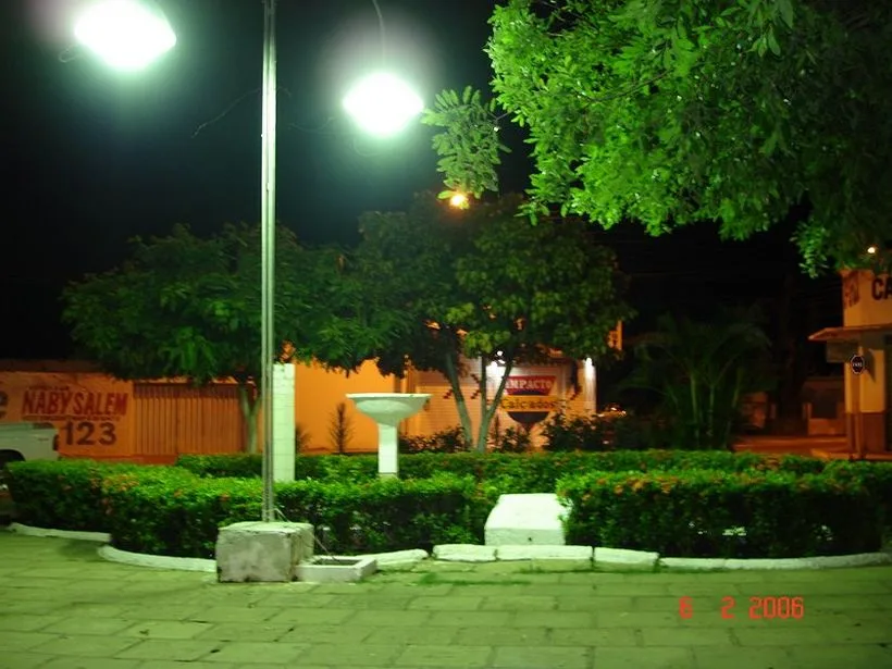 Praça Alcebíades Silva à noite no centro de Codó