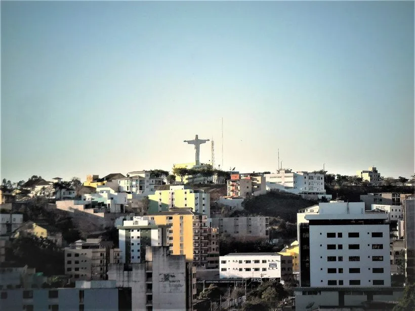 Skyline de Conselheiro Lafaiete com a estátua do Cristo