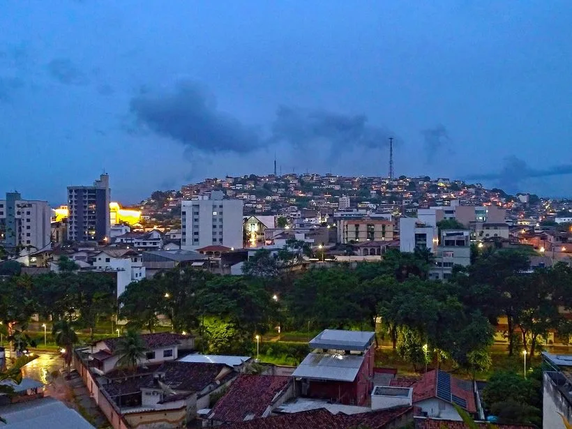 Vista noturna do centro de Coronel Fabriciano