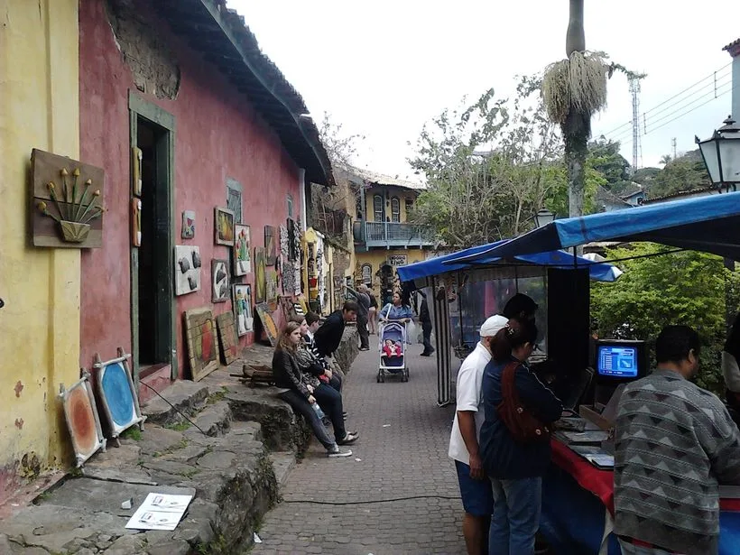 Rua de casario colonial no centro de Embu das Artes