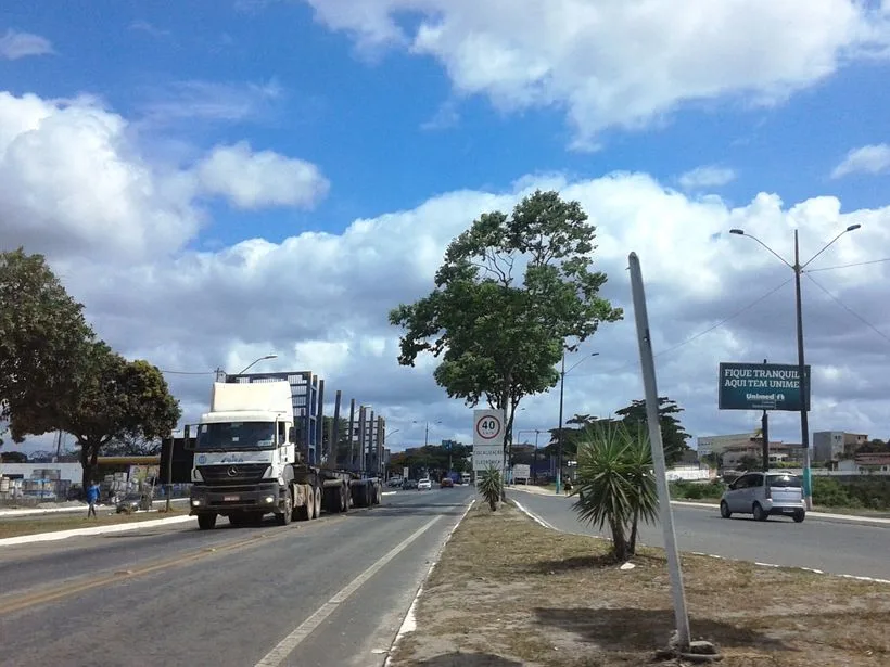 Rodovia BR-101 cortando Eunápolis, na Bahia