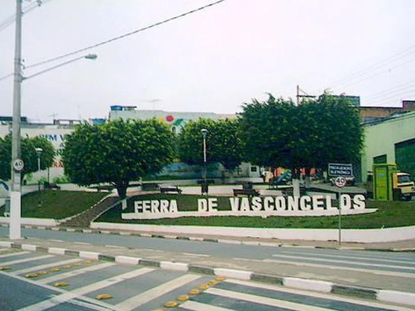 Plataforma e prédio da estação ferroviária de Ferraz de Vasconcelos