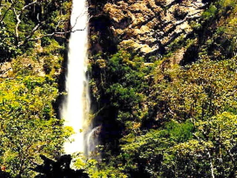 Cachoeira no Parque Municipal de Formosa de Goiás
