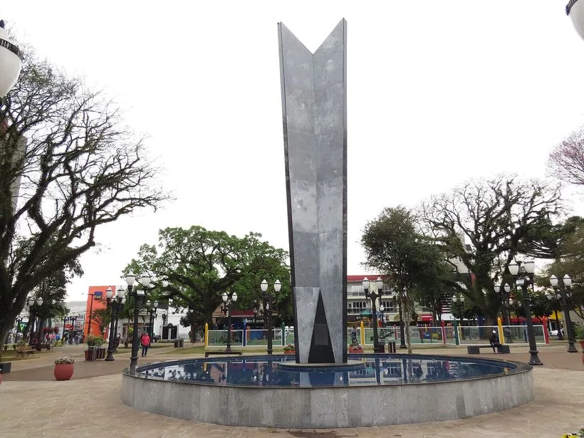 Praça Eduardo Virmond Suplicy no centro de Francisco Beltrão
