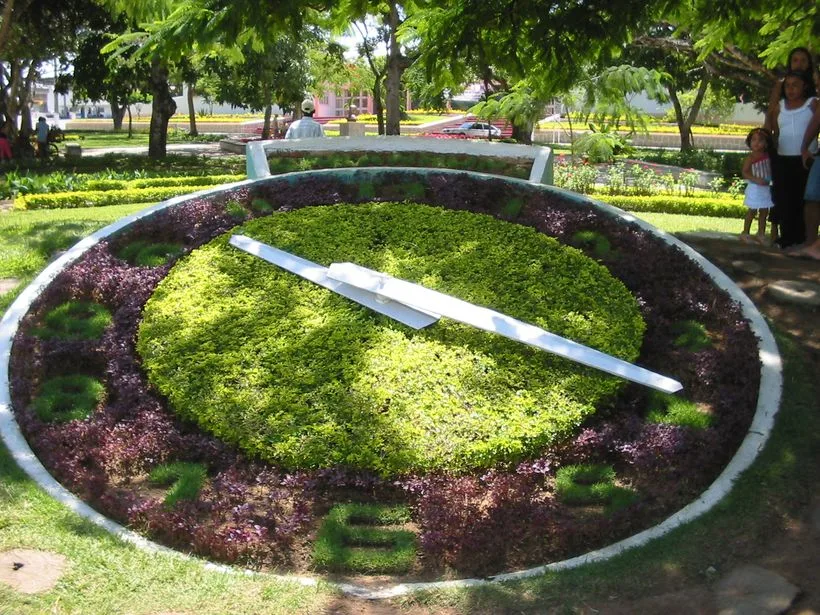 Relógio das Flores em jardim no centro de Garanhuns