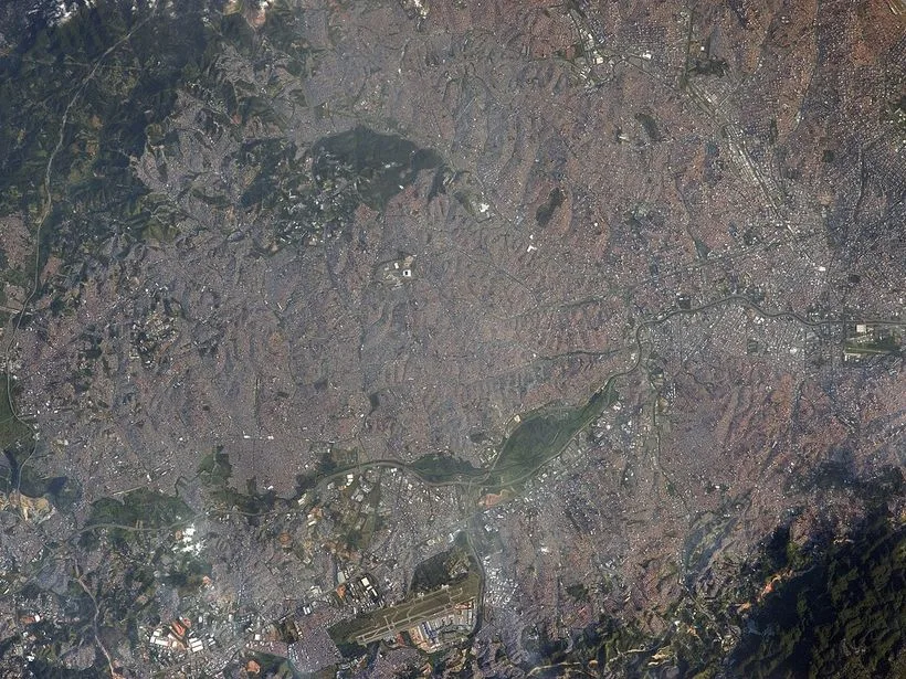 Vista aérea do Aeroporto de Guarulhos e da Grande São Paulo