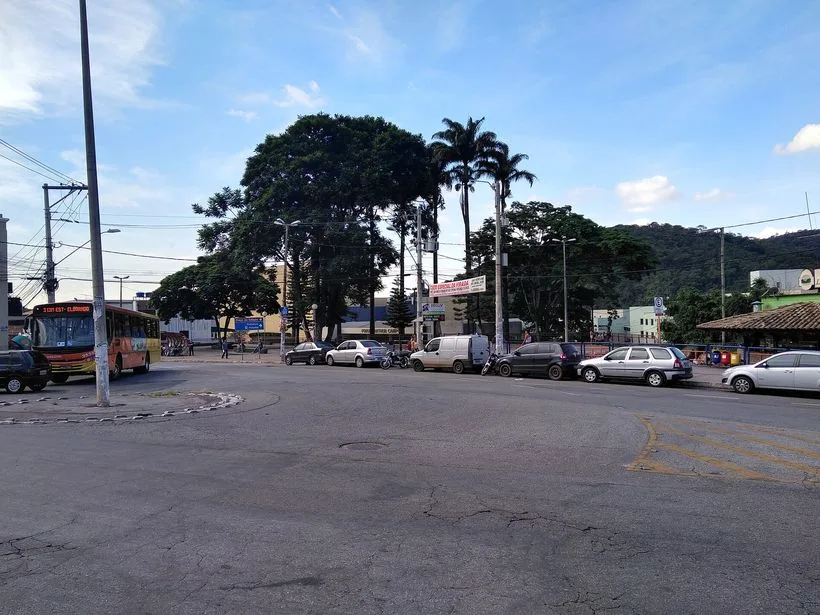 Vista do centro de Ibirité com o prédio do fórum