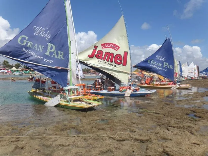 Jangadas coloridas na praia de Porto de Galinhas em Ipojuca