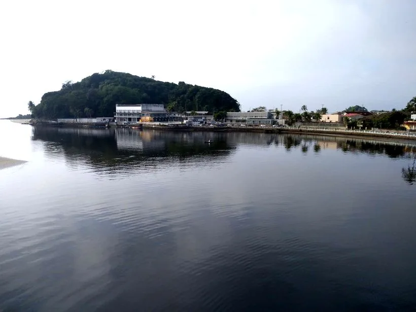 Foz do rio Itanhaém encontrando o mar