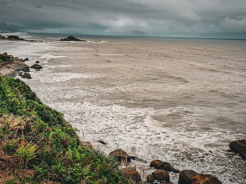 Morro do Itaguaçu junto ao mar em Itanhaém