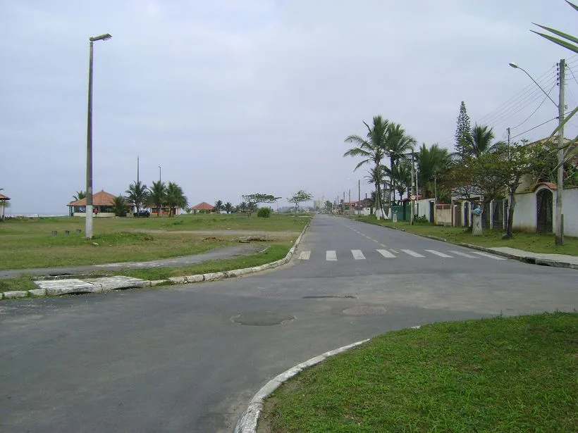 Faixa de areia e mar na praia de Itanhaém