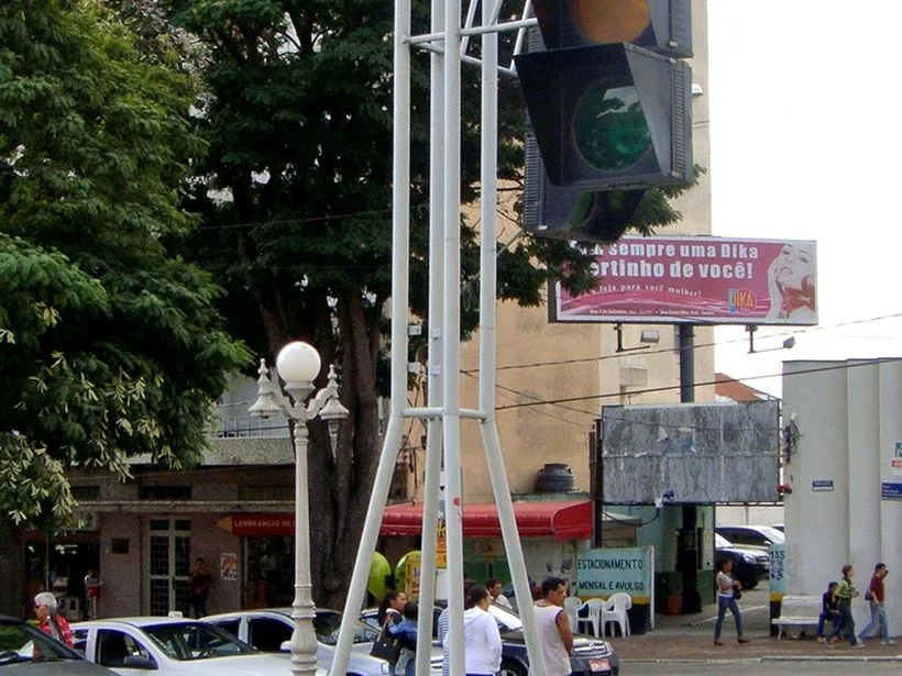 Semáforo superdimensionado em Itu
