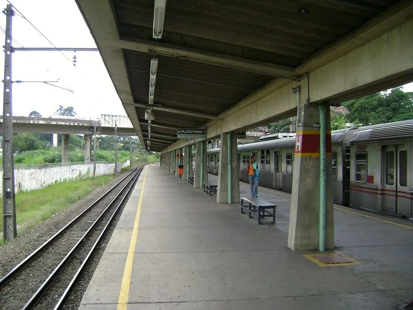 Plataforma da estação de trem de Jandira