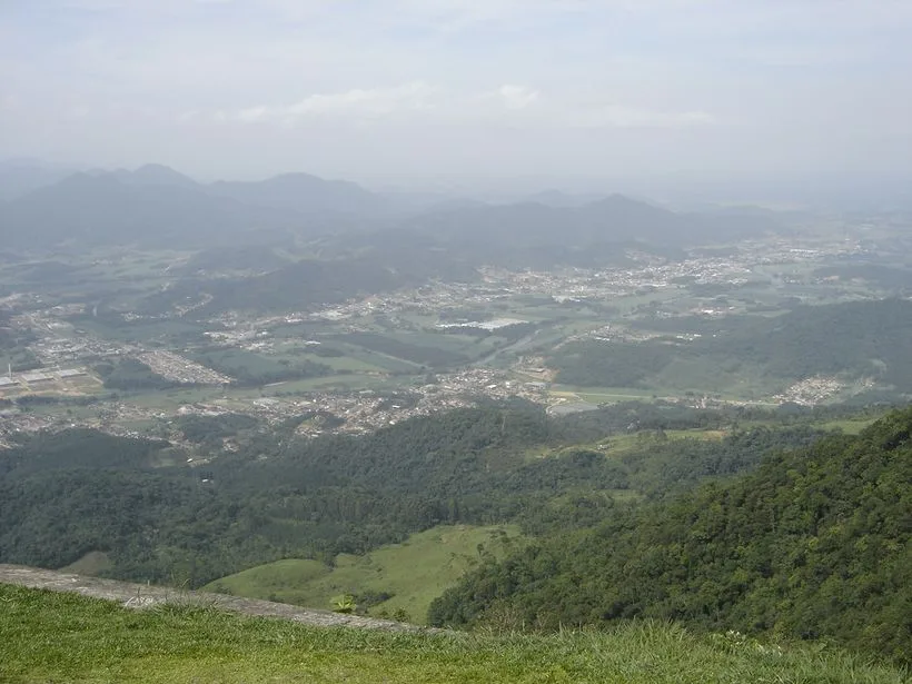 Vista panorâmica de Jaraguá do Sul no vale do Itapocu