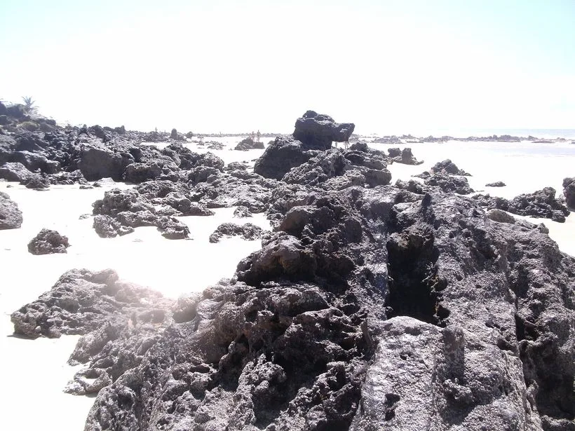 Costão e mar em praia de Lauro de Freitas
