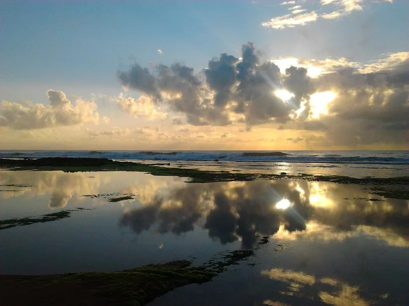 Faixa de areia e mar na praia de Vilas do Atlântico em Lauro de Freitas