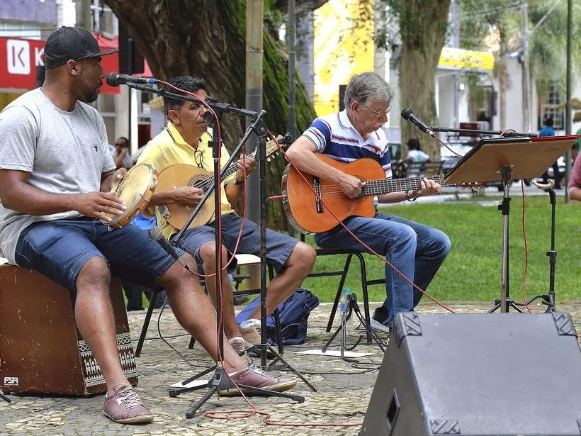 Músicos tocando em praça pública no centro de Lavras (MG)