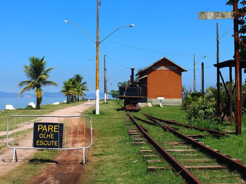 Antiga Estação Guia de Pacobaíba, em Magé, marco da primeira ferrovia do Brasil
