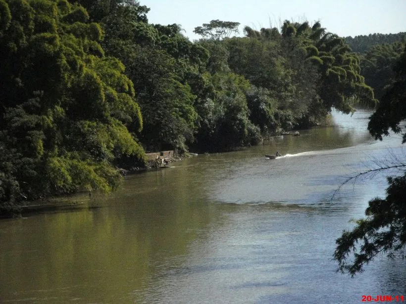 Barco de pescador no Rio Mogi Guaçu