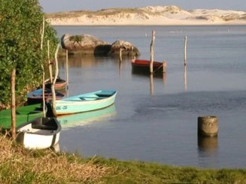 Barcos no rio da Madre na Guarda do Embaú, em Palhoça