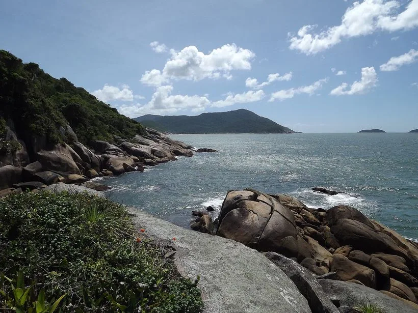 Vista da beira-mar da Ponta do Papagaio, em Palhoça