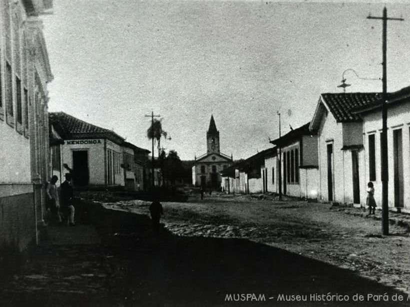 Rua principal de Pará de Minas com a Igreja Nossa Senhora da Piedade ao fundo, década de 1900