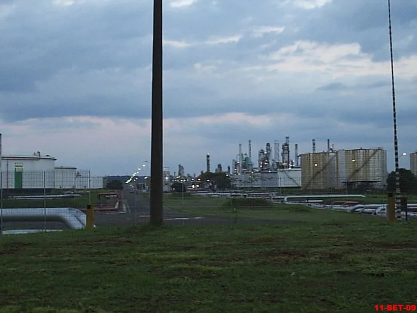 Vista noturna da Refinaria de Paulínia, da Petrobras