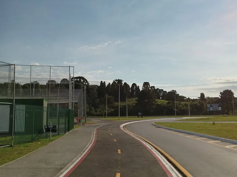 Ciclovia arborizada no Parque das Águas em Pinhais