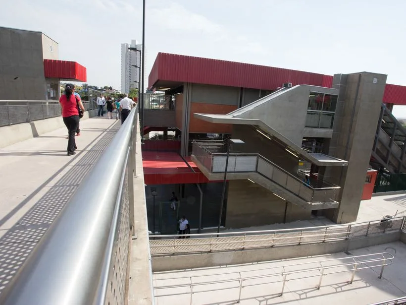 Plataforma da estação de Poá na Linha 11-Coral da CPTM