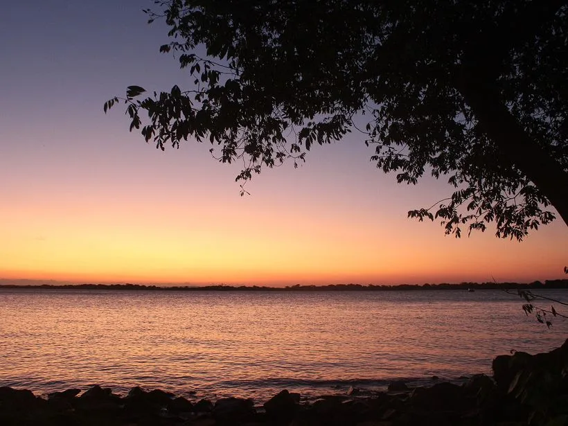 Pôr do sol na orla do Guaíba em Porto Alegre