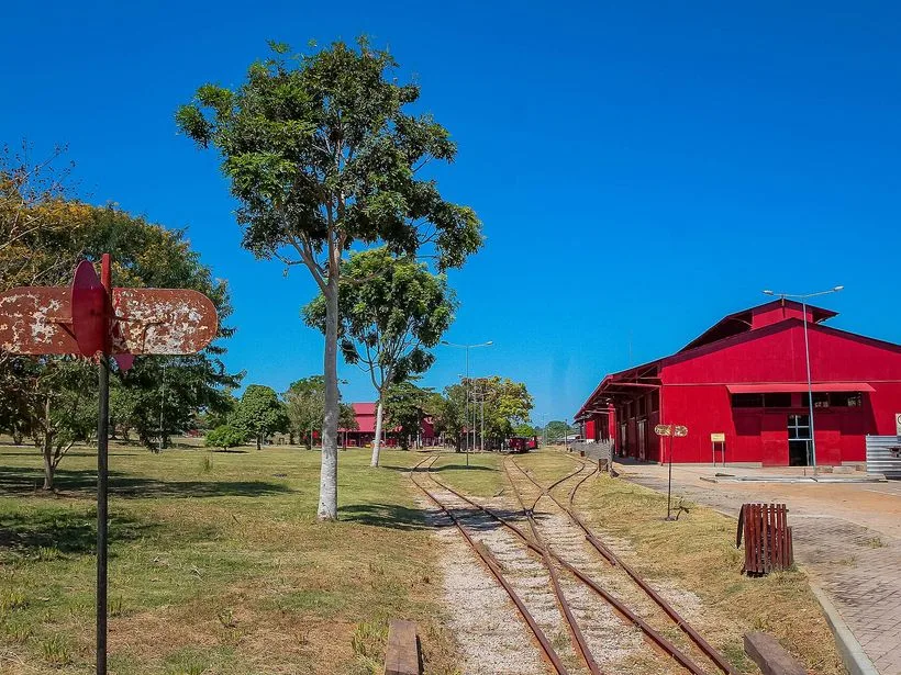 Locomotivas e vagões no pátio da antiga ferrovia Madeira-Mamoré em Porto Velho
