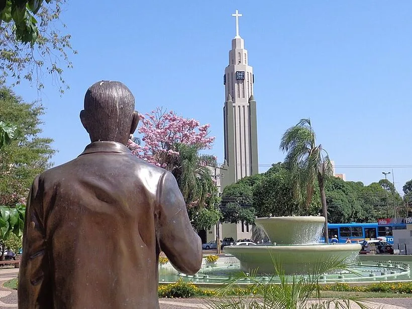 Estátua do fundador e a Catedral São Sebastião em Presidente Prudente