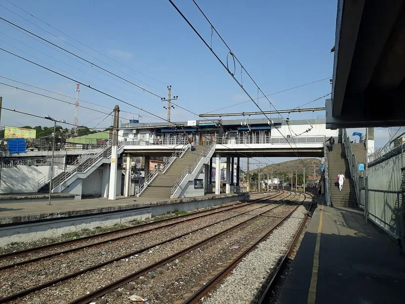 Plataforma da estação ferroviária de Queimados, no Rio de Janeiro