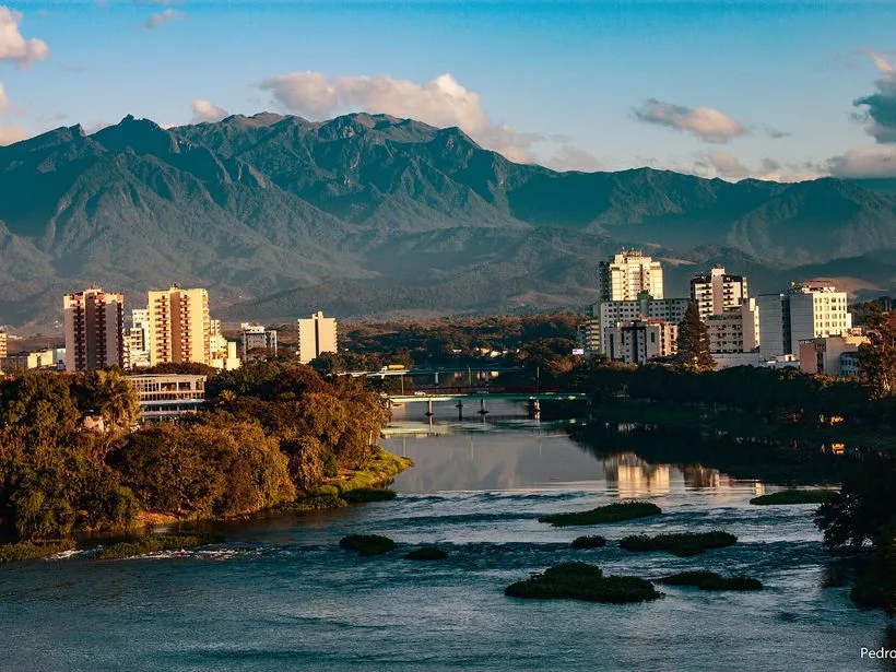 Vista da cidade de Resende, no sul fluminense, com a Serra da Mantiqueira ao fundo